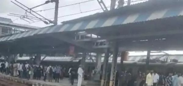 Local Train Accident : भीड़ में दरवाजे के पास खड़े यात्री, चलती ट्रेन से गिरे 5 की मौत