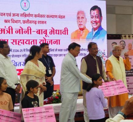 रायपुर : मुख्यमंत्री नोनी बाबू मेधावी शिक्षा सहायता योजना : पायल को मिली एक लाख रूपए की सहायता