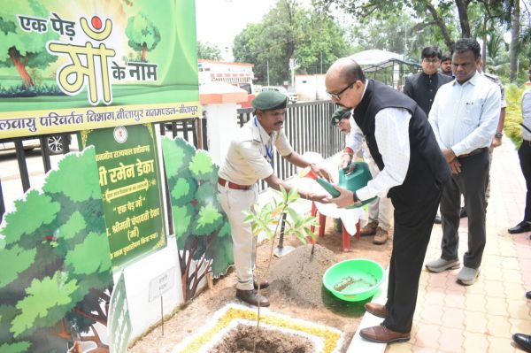 रायपुर : राज्यपाल रमेन डेका ने बीजापुर कलेक्टोरेट परिसर में किया वृक्षारोपण