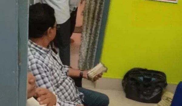 PWD का EE सरकारी बंगले में ले रहा था 2 लाख की रिश्वत , ACB ने धर दबोचा