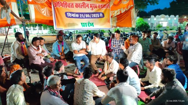 भूख हड़ताल के 30वें घंटे झुका प्रशासन : व्यापारियों से मिलने प्रदर्शन स्थल पहुंचे CMO, बोले- निर्माण पूरा नहीं होने तक नहीं होगा विस्थापन, अब प्रतिनिधिमंडल कलेक्टर से करेगा मुलाकात
