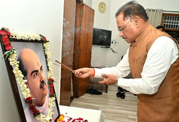 मुख्यमंत्री विष्णु देव साय ने डॉ. श्यामा प्रसाद मुखर्जी की पुण्यतिथि पर श्रद्धांजलि अर्पित की
