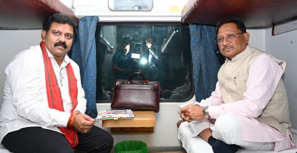 चिंतन शिविर में शामिल होने सीएम साय ट्रेन से अंबिकापुर को निकले