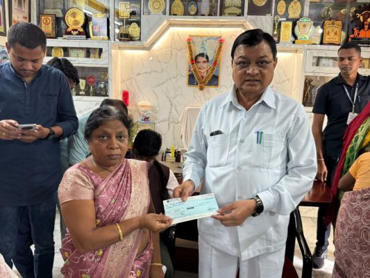 मंत्री लखनलाल देवांगन ने 10 परिवारों को दिए सहायता राशि का चेक