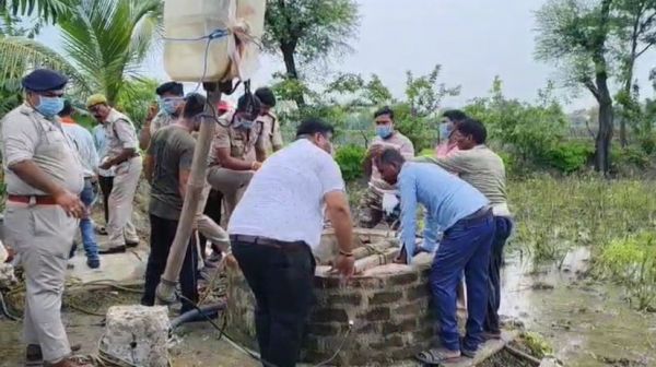 कुएं में साफ-सफाई के लिए उतरे चाचा-भतीजे की मौत