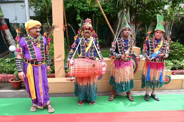 मुख्यमंत्री निवास में हरेली उत्सव: पारंपरिक लोक यंत्रों के साथ सुंदर नाचा का आयोजन