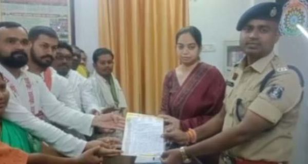 आदिवासी बच्चियों की पिटाई... शिक्षिका शिवानी पर लगे आरोप... समाज में आक्रोश