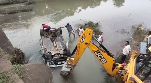 25 फीट नीचे नाले में गिरी तेज रफ्तार ब्रेजा