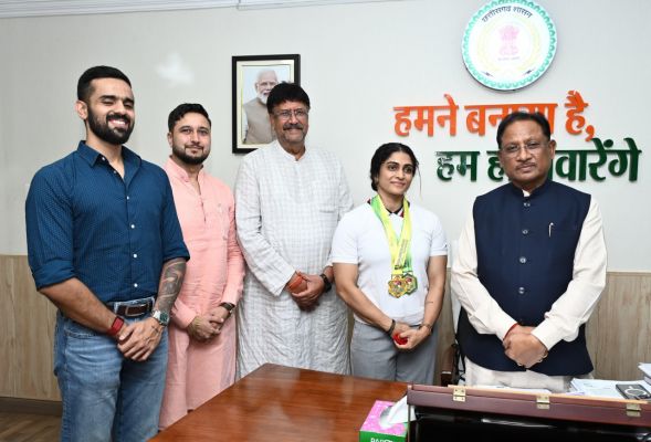 मुख्यमंत्री से एशियन अफ्रीकन पैसिफिक पावरलिफ्टिंग चैंपियनशिप की स्वर्ण पदक विजेता  नमी राय पारेख ने की मुलाकात