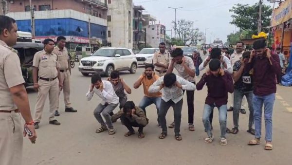 सड़क पर जन्मदिन मनाने वाले 10 युवक गिरफ्तार