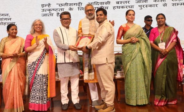 बस्तर के आकाश को राष्ट्रीय हथकरघा पुरस्कार&hellip; ट्राइबल बस्तर जाला कोसा साड़ी ने दिलाया गौरव