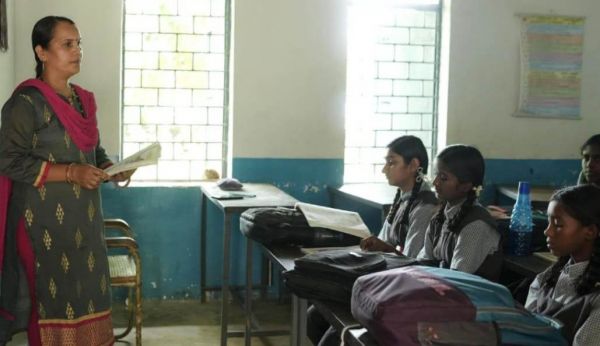 युक्तियुक्तकरण से कोरकोमा मिडिल स्कूल में पढ़ाई हुई नियमित