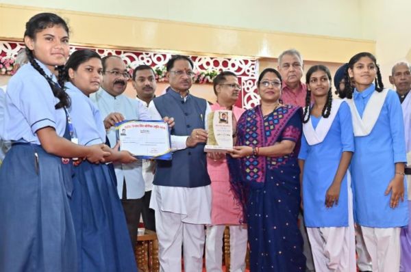 मुख्यमंत्री मेधावी छात्र अभिनंदन समारोह में हुए शामिल, 3000 से अधिक छात्र-छात्राओं का सम्मान