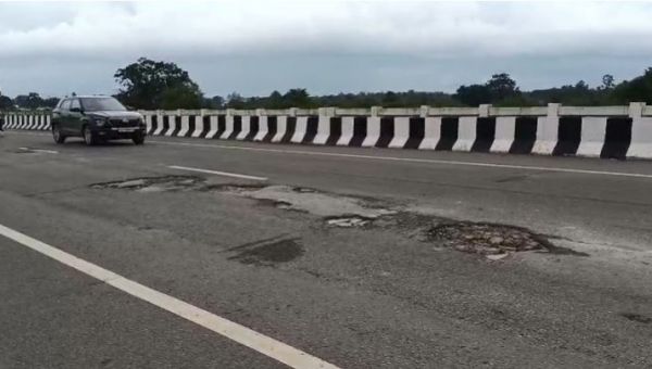 उद्घाटन से पहले ही उखड़ा करोड़ों का पुल, जगदलपुर में PWD का घटिया काम उजागर