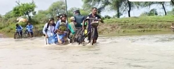 बच्चों की जान पर भारी शिक्षा – पुल के अभाव में रोज़ उफनते नाले को पार करते नन्हें कदम