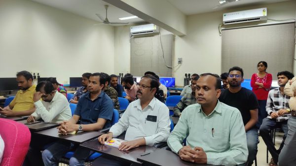 एनआईटी रायपुर में हिंदी कार्यशाला, छात्रों को मिला यूनिकोड का प्रशिक्षण