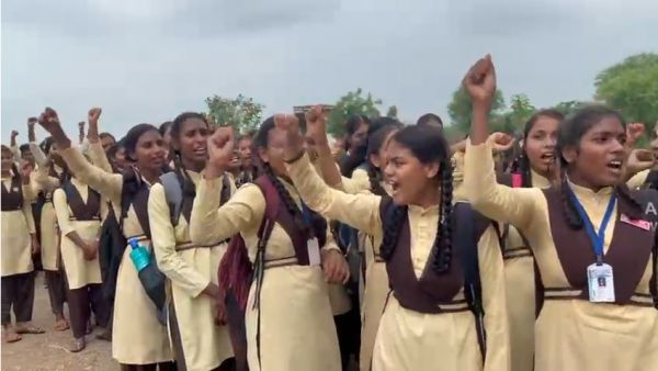 कवर्धा जिले के झलमला स्कूल में शिक्षकों का टोटा... पालक और छात्रों ने स्कूल गेट पर जड़ा ताला, प्रदर्शन