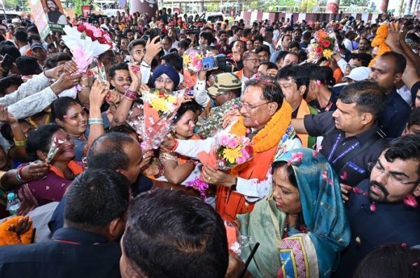 जापान और दक्षिण कोरिया के विदेश दौरे से वापस लौटे मुख्यमंत्री&hellip; एयरपोर्ट पर हुआ भव्य स्वागत