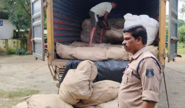 पुलिस की बड़ी कार्रवाई : अवैध गुटखा-तंबाकू परिवहन पर ट्रक मालिक से वसूला गया 29.96 लाख रुपये जुर्माना