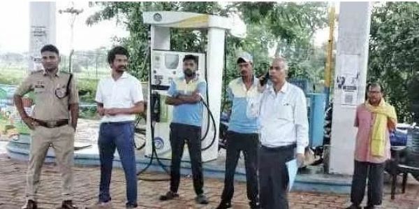 बालोद में हेलमेट नियम तोड़ने पर पेट्रोल पंप सील