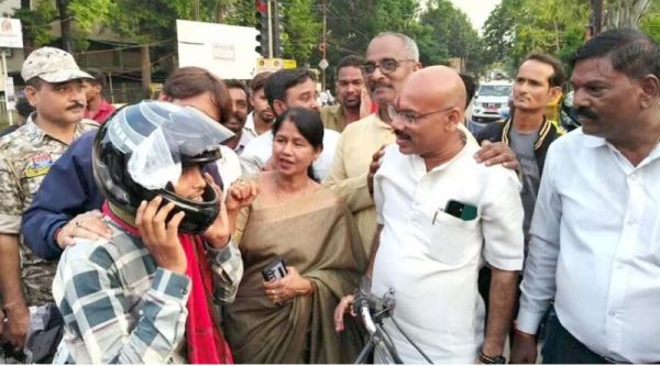 सड़क पर उतरीं महापौर अलका बाघमार, पटेल चौक में किया हेलमेट वितरण
