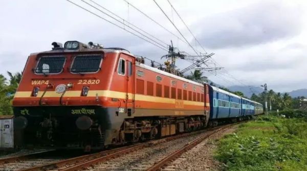 इंजन पटरी से उतरा, बीच रास्ते में रोकनी पड़ी ट्रेनें