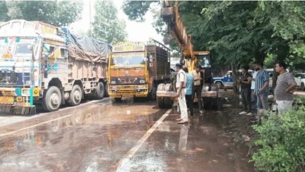 टायर फटने से केमिकल लोडेड मिनी ट्रक सडक़ पर पलटा, दुर्ग छोर पर लगा लंबा जाम
