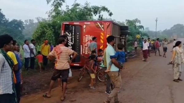 CRPF जवानों की बस दुर्घटनाग्रस्त, 4 यात्री गंभीर ..