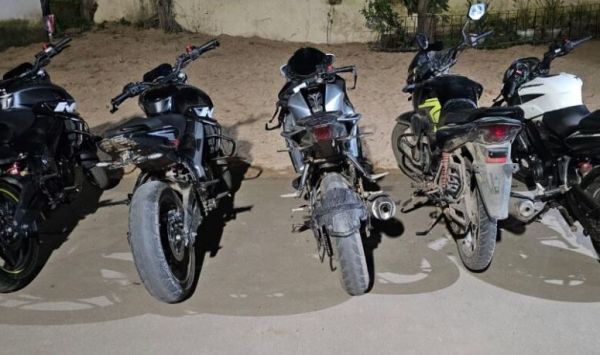 स्टंट करते दो युवक गिरफ्तार, तीन बिना नंबर बाइक जब्त
