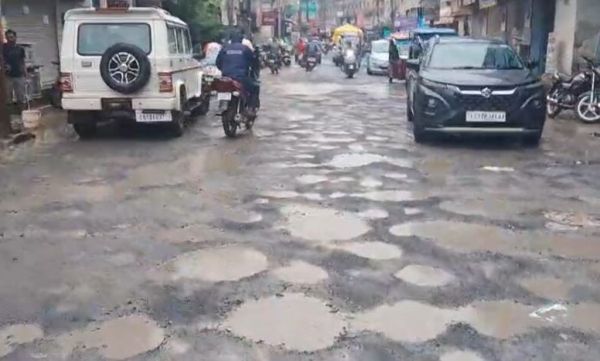 जूना बिलासपुर रोड बना डांस फ्लोर, गड्ढों में वाहन और लोग खा रहे हिचकोले.