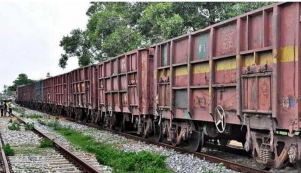 शिक्षक ने मालगाड़ी के सामने कूदकर की आत्महत्या, क्षत-विक्षत हालत में मिली लाश