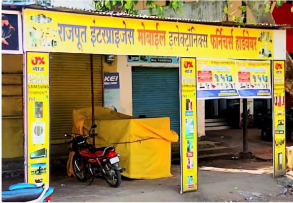 देर रात दीवार तोड़कर ले उड़े लाखों के मोबाइल, तरीका देख पुलिस का माथा चकराया 