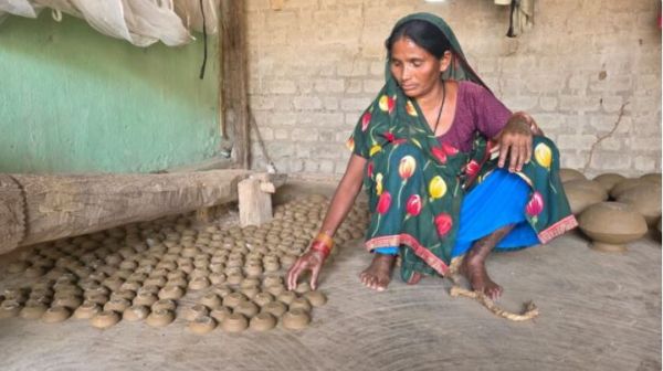  मिट्टी के दीयों से घर-आंगन जगमगाने वाली ललमोतिया की दिवाली इस बार होगी खास