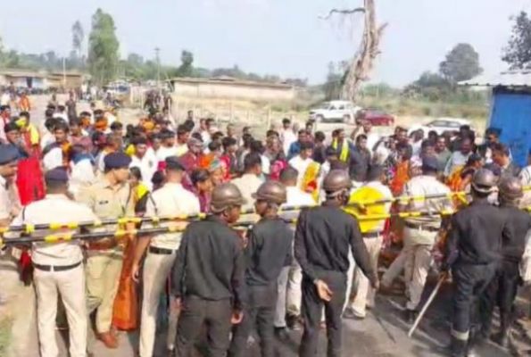 प्रकाश इंडस्ट्रीज पर फर्जी ग्रामसभा से प्रस्ताव पास कराने का आरोप, विरोध में ग्रामीणों ने सड़क पर किया प्रदर्शन