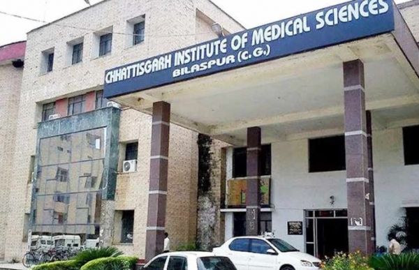 सिम्स में पकड़ाया दलाल, बाहरी इलाज के लिए बहला रहा था मरीज को, सुरक्षा कर्मियों ने किया पुलिस के हवाले&hellip;