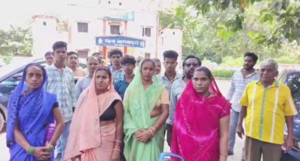 बागबाहरा थाने में महिला सरपंच से अभद्रता, पुलिसकर्मी पर कार्रवाई की मांग