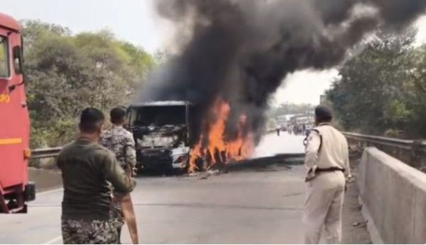 नेशनल हाइवे पर चलती हाईवा में लगी आग