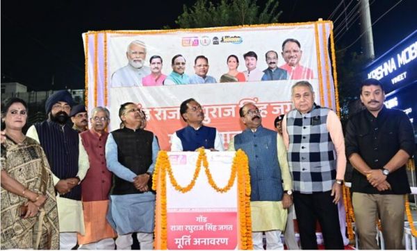 मुख्यमंत्री ने स्टेडियम में किया राजा रघुराज सिंह की प्रतिमा का अनावरण