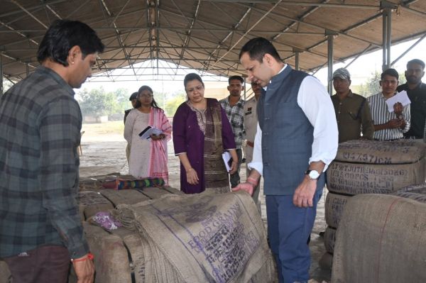  सचिव सिद्धार्थ कोमल परदेशी ने किया धान खरीदी केंद्रों का औचक निरीक्षण