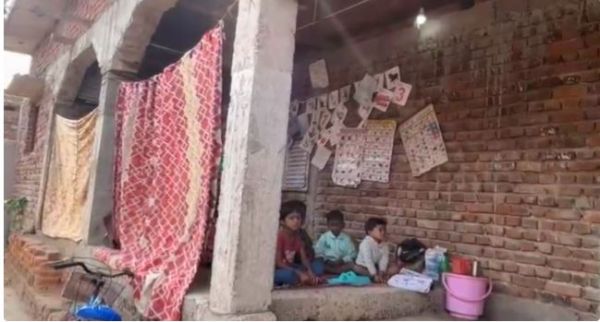 चबूतरे पर लटका भविष्य, साड़ी के पर्दे में कैद जर्जर आंगनबाड़ी&hellip; चार साल से चबूतरे पर चल रही पढ़ाई