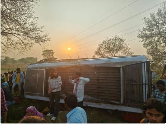 बड़ा हादसा &mdash; बस और कार की भीषण टक्कर, कई लोग घायल