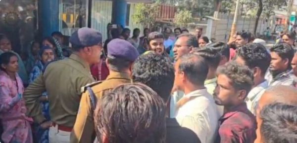 ग्रामीणों ने थाने पहुंचकर किया जमकर हंगामा, पुलिस पर पैसों की डिमांड का लगाया आरोप