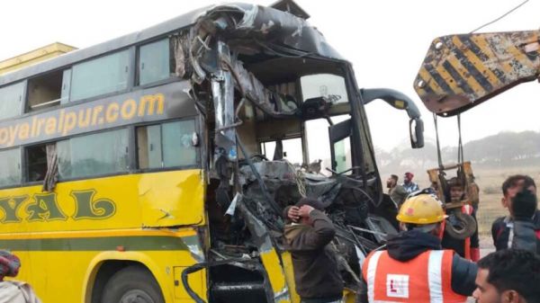 रतनपुर में नेशनल हाइवे पर बड़ा हादसा, खड़े ट्रेलर से टकराई तेज रफ्तार बस