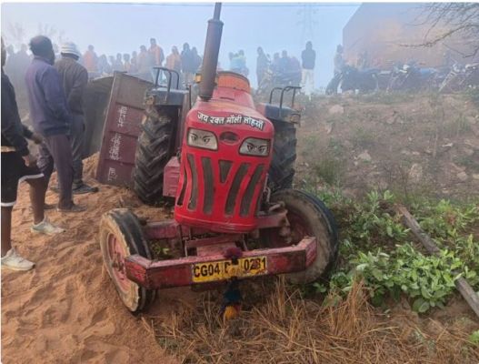 तेज रफ्तार रेत से भरी ट्रैक्टर पलटी, चालक की मौके पर मौत