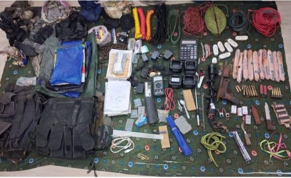 जंगल में नक्सलियों का बड़ा डम्प बरामद, विस्फोटक और हथियार जब्त