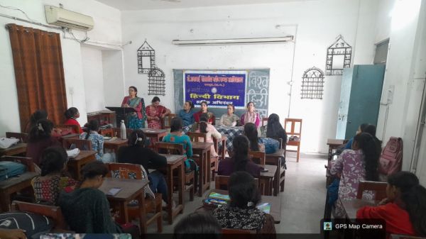 विश्व हिंदी दिवस पर डॉ.राधाबाई शासकीय नवीन कन्या महाविद्यालय पर कविता पाठ का आयोजन