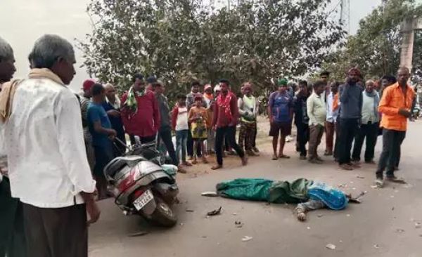 तेज रफ्तार हाइवा की चपेट में आने से शिक्षिका की मौत, स्कूटी से जा रही थी मायके