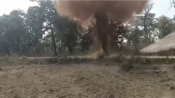 पुलिस-नक्सली मुठभेड़ में बड़े कैडर के 2 माओवादी ढेर, इधर कमांड स्विच वाले 30 किलो के 2 आईईडी बम बरामद,जवानों ने किया निष्क्रिय