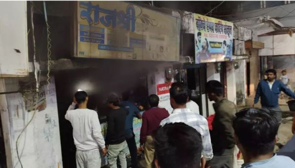 इलेक्ट्रॉनिक दुकान में आग लगने से कारोबारी को हुआ भारी नुकसान