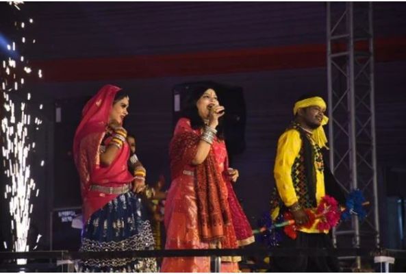 मैनपाट महोत्सव के दूसरे दिन मशहूर छत्तीसगढ़ी गायिका अलका चंद्राकर के सुमधुर आवाज ने किया मंत्रमुग्ध